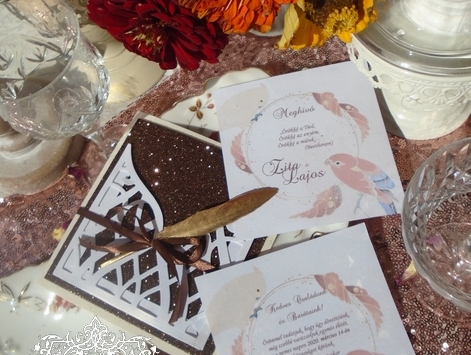 Csillogó esküvői meghívó  bronz színekkel és arany tollal