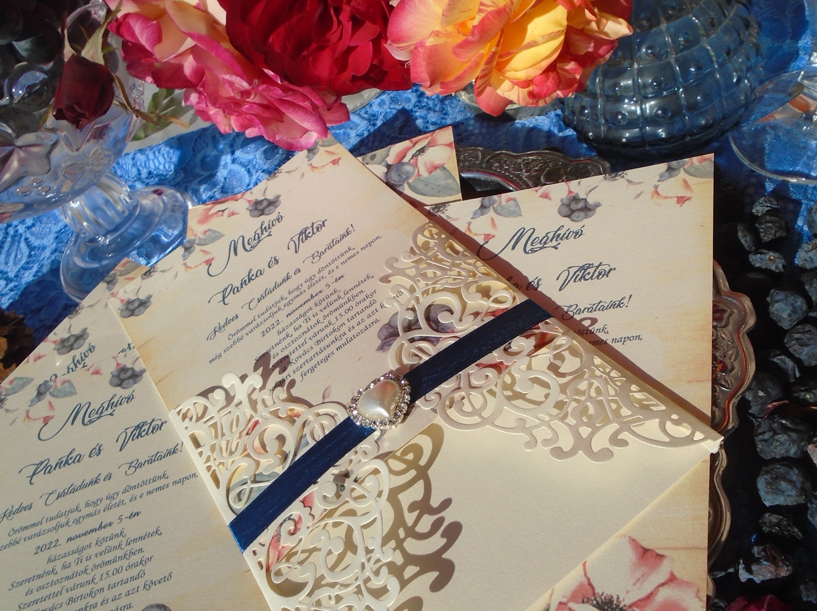Esküvői meghívó ekrü színű szivecske dísszel bogyós mintával