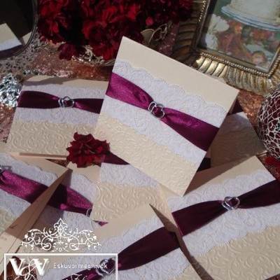 Esküvői meghívó burgundi szalaggal szivecskékkel - barack színű fehér csipkés 