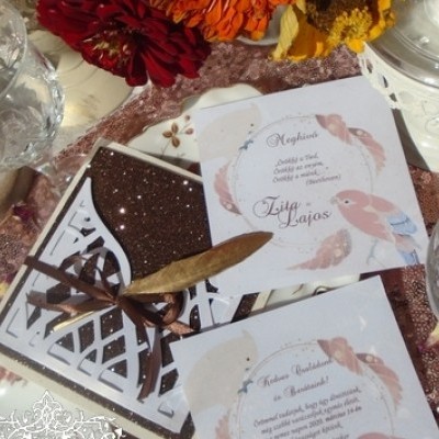 Csillogó esküvői meghívó  bronz színekkel és arany tollal