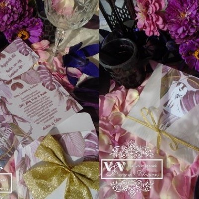 Esküvői meghívók egy cseppnyi csillogással lila levél mintával
