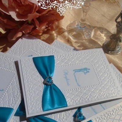 Türkiz esküvői meghívó csillogó strasszos szivecskével