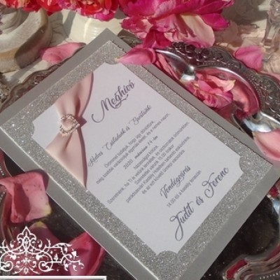 Esküvői meghívó glitteres ragyogással, strasszos szivecskével
