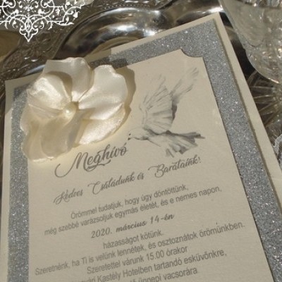 Esküvői meghívó galambokkal és szatén virággal vagy szivekkel