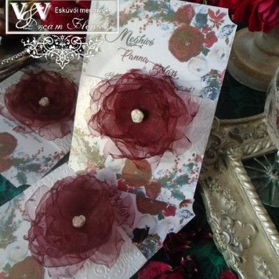 Esküvői meghívó burgundi színű  organza rózsával