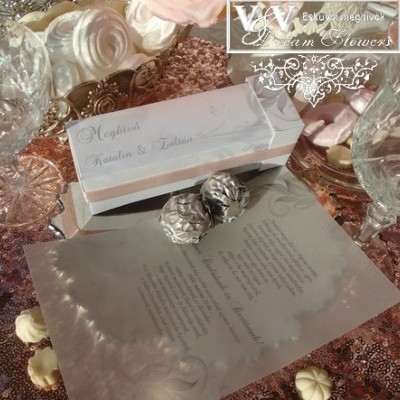 Dobozos esküvői meghívó bonbonnal és halvány ezüst mintával