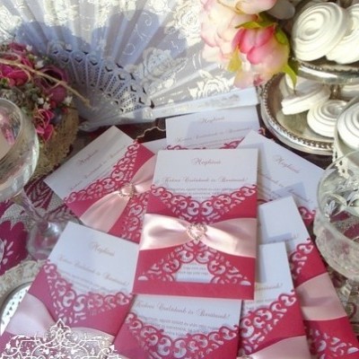 Esküvői meghívó magenta színben szivecskés kristályos dísszel