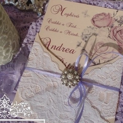 Esküvői meghívó lila rózsákkal - Luxus esküvői meghívó bross  dísszel