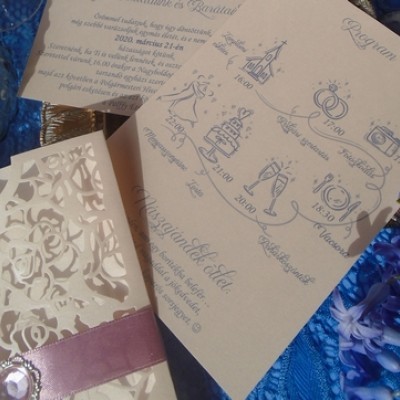Esküvői program a meghívóban - Cuki szimbólumos dísztokos meghívó barack-kék-mályva színben