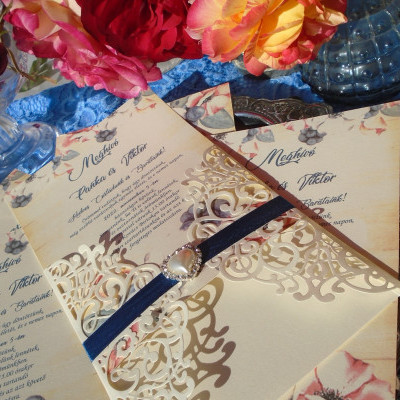 Esküvői meghívó ekrü színű szivecske dísszel bogyós mintával