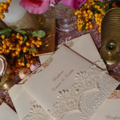 Csipkés esküvői meghívó barack színben rózsákkal