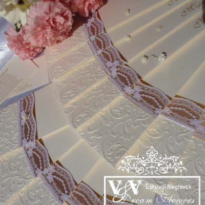 Esküvői meghívó ekrü színben fehér csipkével - A hónap terméke kedvező áron