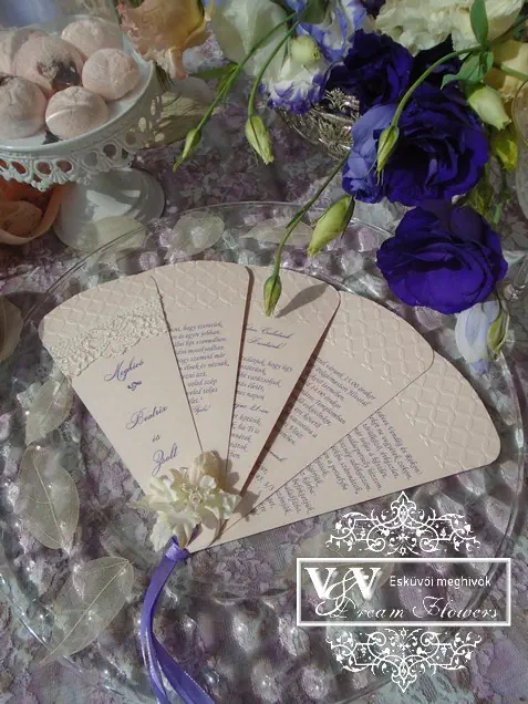 Legyező esküvői meghívó selyemvirág dísszel barack színben