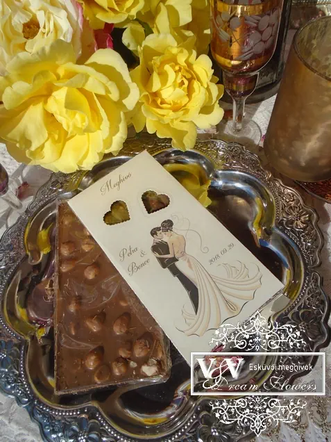 Csokoládé esküvői meghívó ekrü színű díszdobozban 