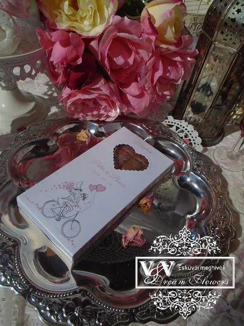 Csokoládé esküvői meghívó díszdobozban vidám biciklis grafikával