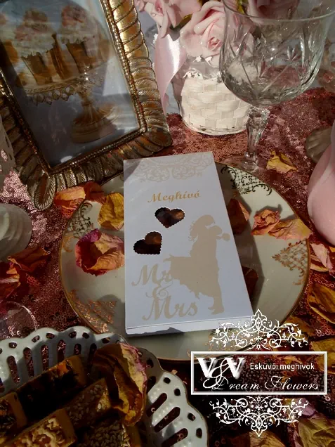 Csokoládé esküvői meghívó dobozban romantikus pár grafikával (világos arany)