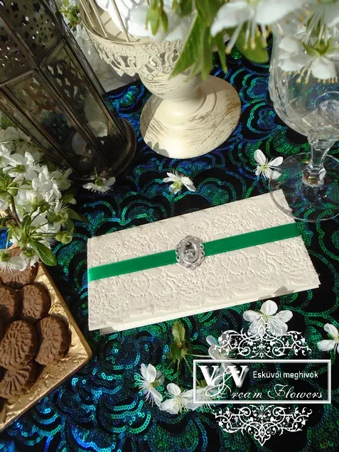 Csipkés esküvői meghívó smaragd szalaggal díszítve brossal