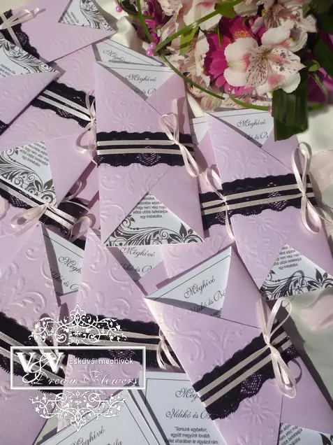 Esküvői meghívó fekete csipkével rózsaszín dísztokkal