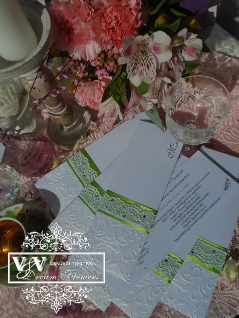 Esküvői meghívó almazöld szalaggal és csipkével dísztokos kivitelezéssel