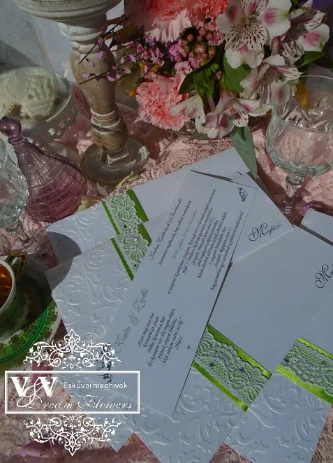Esküvői meghívó nude színű dísztokkal, romantikus inda mintával