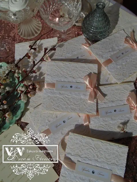 Csipkés esküvői meghívó barack szalaggal program-kártyával