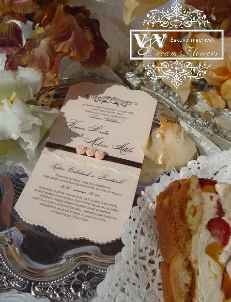 Esküvői meghívó barack rózsa gyöngyökkel íves kivágással