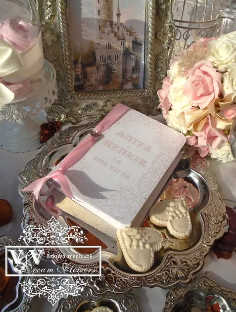 Könyv alakú esküvői meghívó rózsaszínben