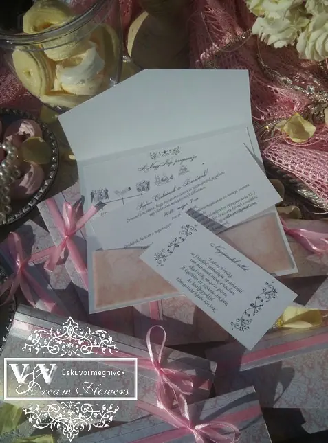 Rózsaszín esküvői meghívó szimbólumos program tervezettel 