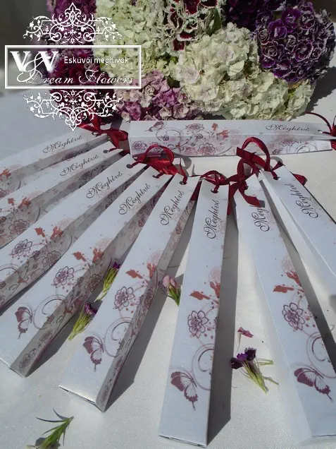 Díszdobozos fahéjas esküvői meghvíó bordó-lila virág mintával