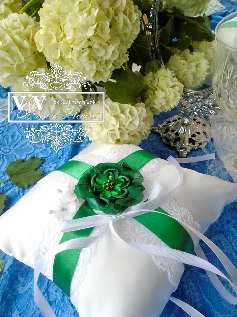 Smaragd zöld- fehér csipkés esküvői gyűrűpárna