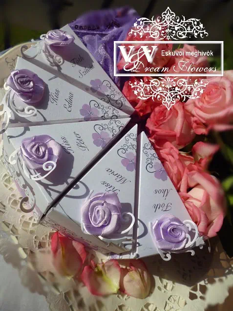 Tortaszelet alakú köszönetajándék doboz lila színben