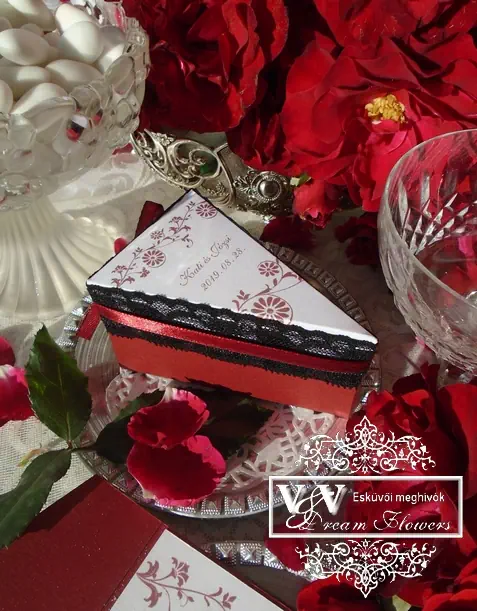 Tortaszelet alakú köszönetajándék doboz bordó színben (fehér csipkével is rendelhető)