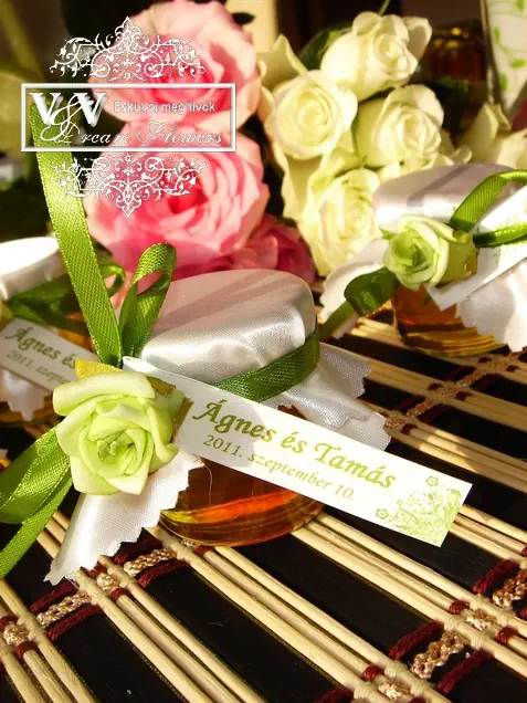 Mini méz esküvői köszönetajándék zöld rózsás díszítéssel