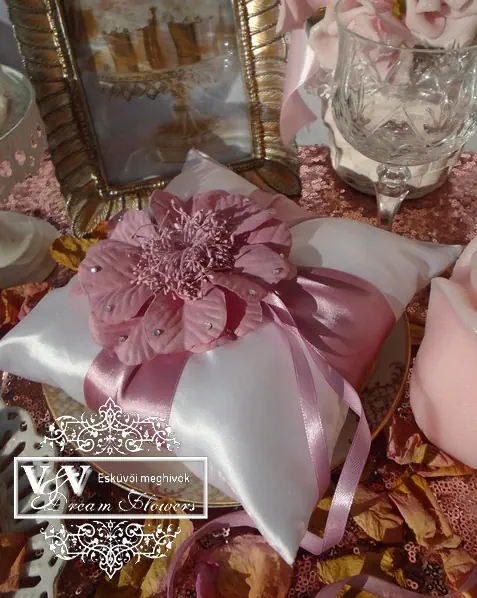 Mályvarózsaszín virágos esküvői gyűrűpárna