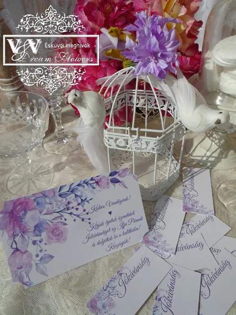 Kis méretű esküvői  jókívánság kalitka lila virágokkal és fehér madarakkal