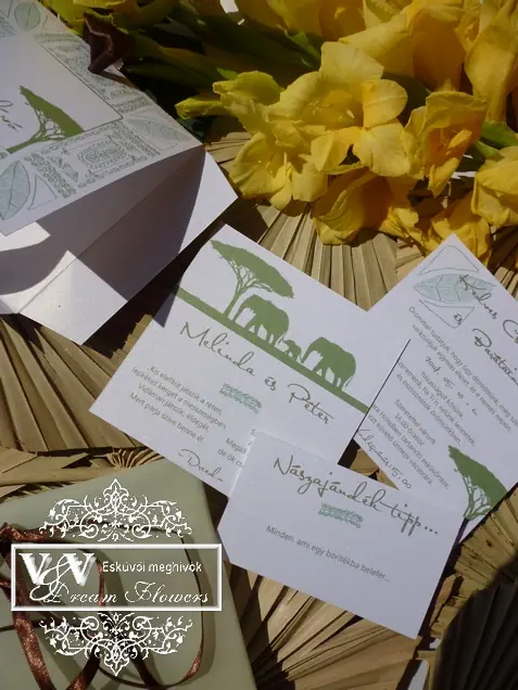 Szavanna stílusú esküvői meghívó vidám kis elefántos grafikával