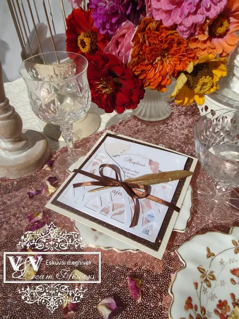 Csillogó bronz színű glitteres esküvői meghívó kismadarakkal és arany madrátollal