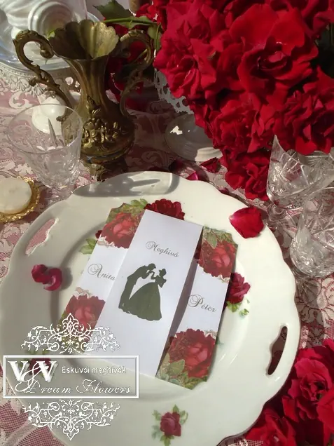 Kártyás esküvői meghívó rózsákkal és romantikus ifjú párral