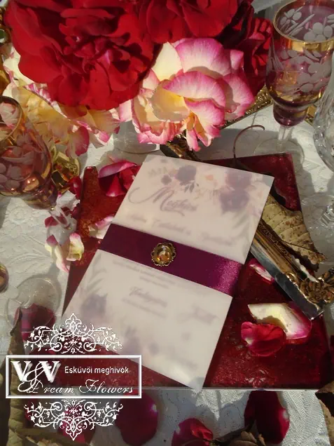 Esküvői meghívó burgundi színű szalaggal és brossal