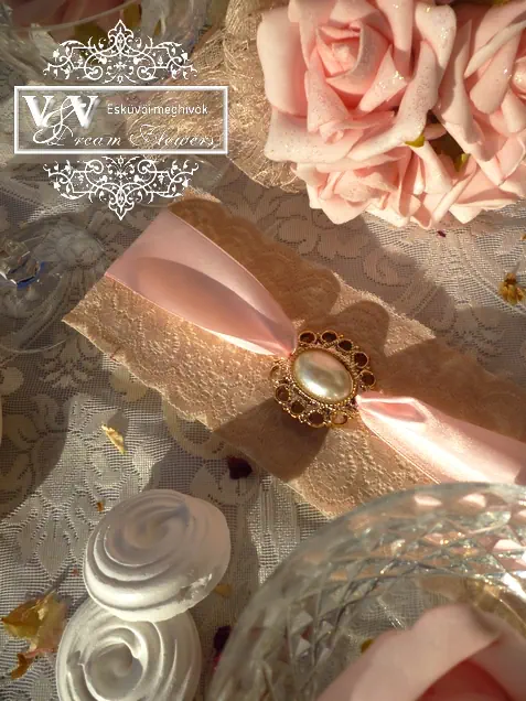 Esküvői meghívó rózsaszín szalaggal bross dísszel