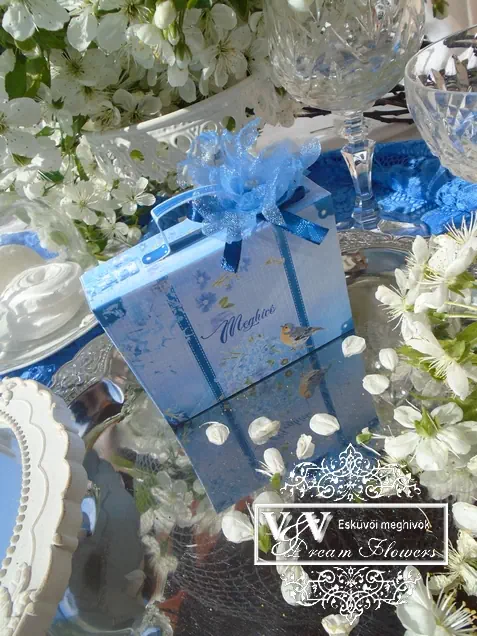Bőrönd alakú esküvői meghívó kék organza virággal