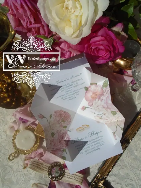 Kis táska alakú esküvői meghívó vintage rózsás mintával és brossal