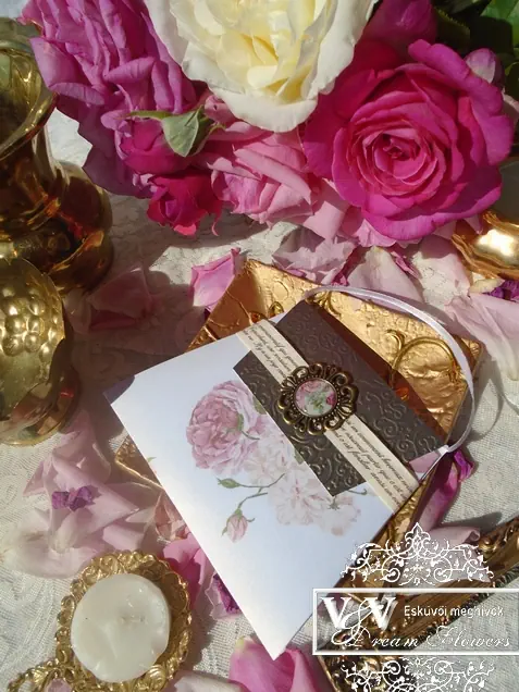 Kis táska alakú esküvői meghívó vintage rózsás mintával és brossal