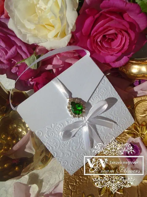 Elegáns kis táska esküvői meghívó smaragdzöld brossal