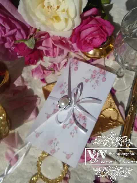 Levéltárca kistáska alakú esküvői meghívó gyöngyös bross dísszel