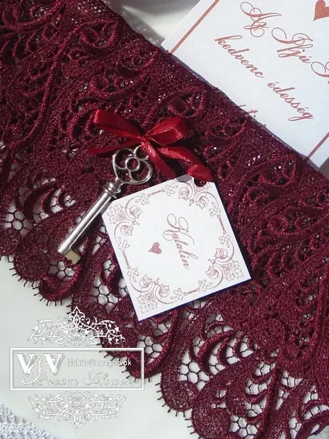 Esküvői ültetőkártya fém kulcs dísszel