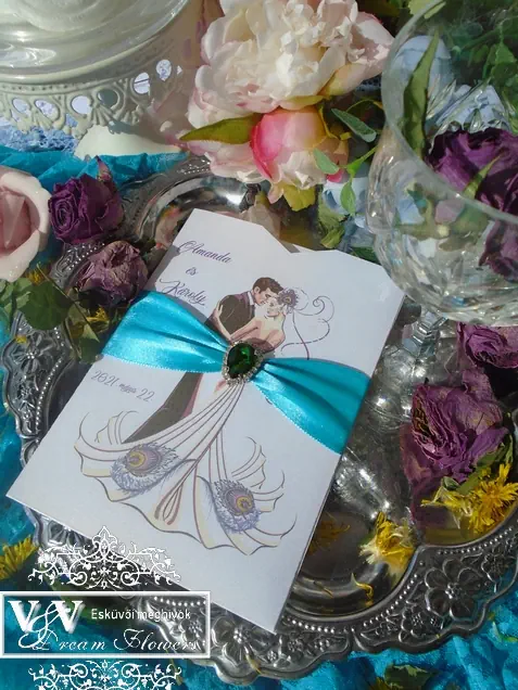 Páva mintás esküvői meghívó romantikus grafikával és  kristályos brossal