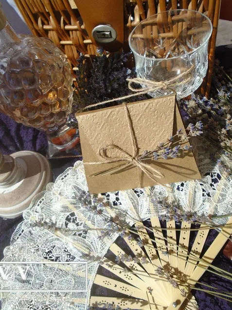 Kis táska alakú esküvői meghívó natúr kartonból levendulával