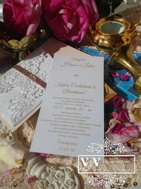 Barack-fehér lézervágott esküvői meghívó csillogó rosegold szalaggal