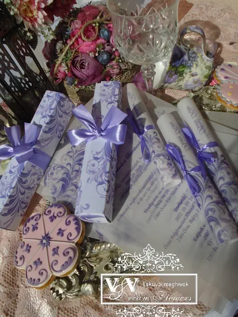 Pausz tekercs esküvői meghívó levendula lila mintával díszdobozban
